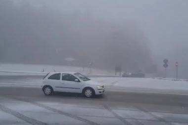 VOZAČI, OPREZ! Na ovim deonicama u Srbiji ima SNEGA, ponegde i poledica i magla - NE KREĆITE BEZ ZIMSKE OPREME!