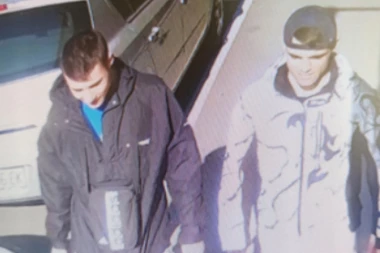 POLICIJA TRAGA ZA DVOJICOM MUŠKARACA: Srušili ženu, tramvaj je VUKAO 3 metra!