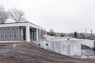 (FOTO) ŠEF IZ MUP GRADI VILU OD 700.000! Istražuju se njegove veze sa Veljom Nevoljom i carinskom mafijom