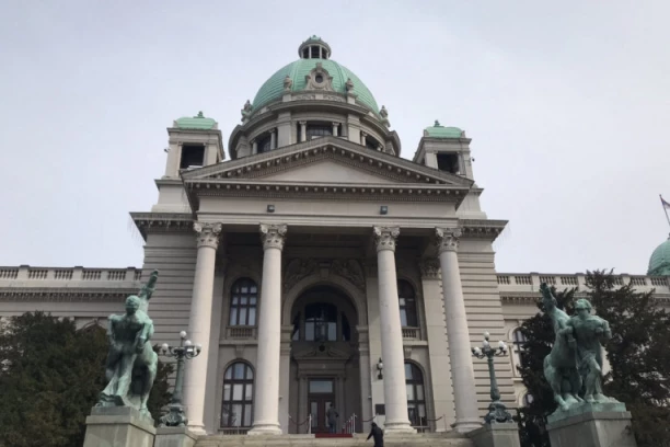 SKUPŠTINA GLASA O IZMENAMA I DOPUNAMA ZAKONA O LOKALNIM IZBORIMA! Deo opozicije bojkotuje izbore 2. juna!