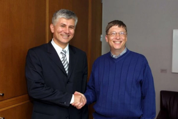 (FOTO) PRE 20 GODINA ZORAN ĐINĐIĆ JE BIL GEJTSU POKLONIO VILJAMOVKU: Vest koju su skoro svi zaboravili, a evo šta se desilo tada!