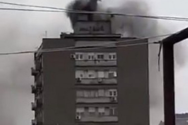 (VIDEO) CRNI DIM SE ŠIRI ZEMUNOM: Gori stambena zgrada u Vrtlarskoj ulici