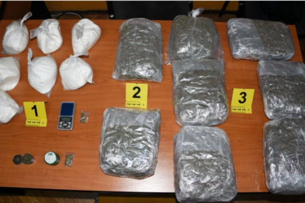 HAPŠENJE DILERA U SMEDEREVU! Policija im u štek-vikendici našla više od četiri kilograma droge!