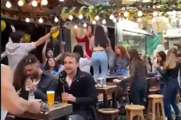 (VIDEO) NEMA MASKI, NEMA DISTANCE: Pogledajte slavlje u zemlji gde su svi vakcinisani