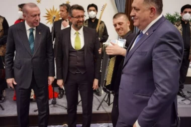 (HIT FOTO) DODIK KITI MUZIKU PRED ERDOGANOM: I predsednik Turske počastio harmonikaša!
