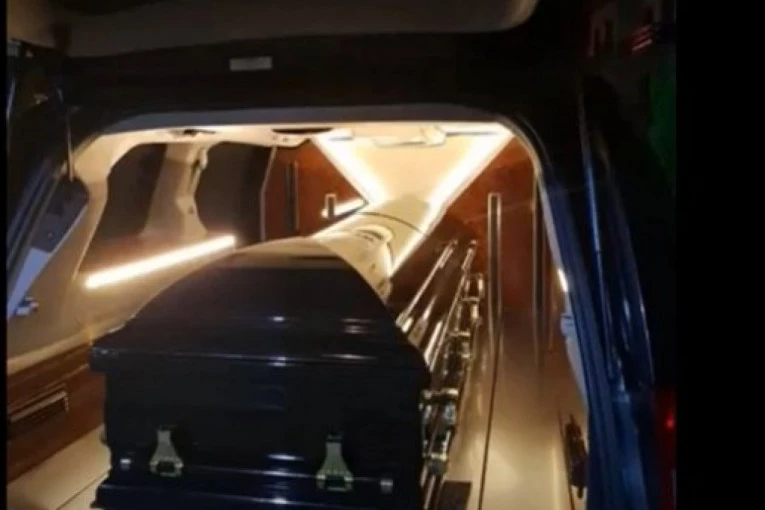 LOPOVI UKRALI POGREBNO VOZILO JKP "KOMUNALCA" IZ INĐIJE! Uzeli ključ iz prodavnice i jednostavno odvezli kombi!