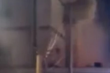 (VIDEO) Crni dim KULJA IZNAD GRADA: Zapalila se ROBNA KUĆA