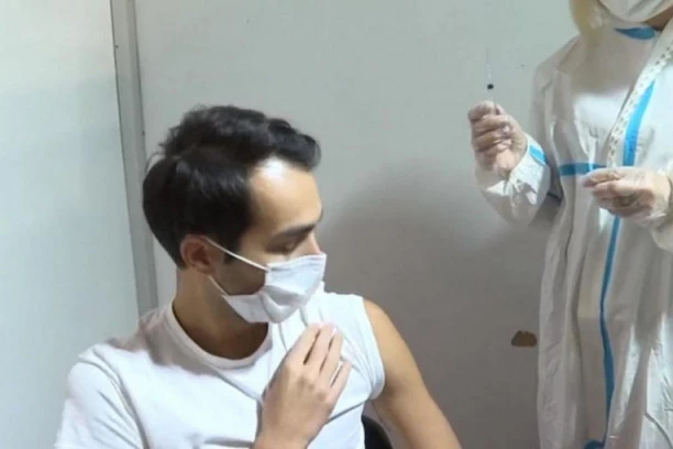 SRBIJA JE GLEDALA KAKO SE NAŠ VODITELJ VAKCINIŠE UŽIVO U PROGRAMU: Tri nedelje kasnije saznao je ŠOKANTNU ISTINU