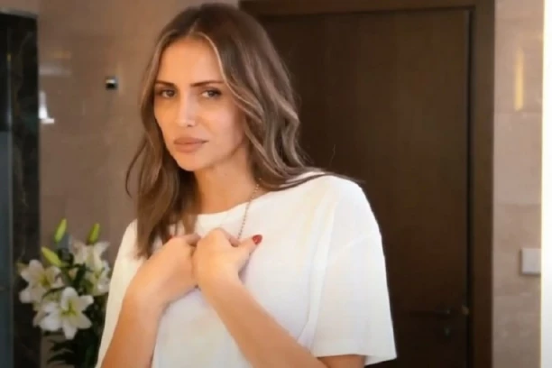 SESTRA EMINE JAHOVIĆ JE PRAVA LEPOTICA: Skoro nikada je nema u javnosti, a zajedno su preživele OČEVU SMRT! (FOTO)