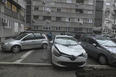 HOROR U BEOGRADU: Devojka (18) sa krova zgrade pala na automobil, sa teškim povredama prebačena u Urgentni centar