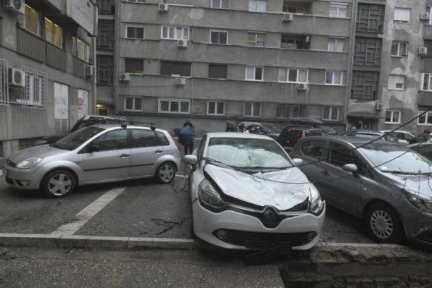 HOROR U BEOGRADU: Devojka (18) sa krova zgrade pala na automobil, sa teškim povredama prebačena u Urgentni centar