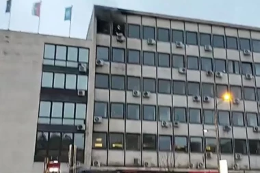 (VIDEO) GORI GRADSKA SKUPŠTINA U NOVOM SADU: Vatra kulja u centru "srpske Atine"