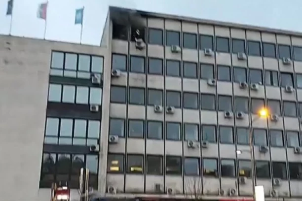 (VIDEO) GORI GRADSKA SKUPŠTINA U NOVOM SADU: Vatra kulja u centru "srpske Atine"