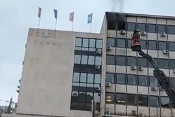 Ugašen požar u zgradi Poreske uprave u Novom Sadu