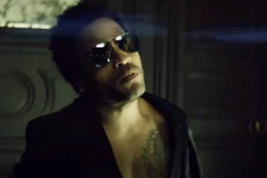 POZNATI PEVAČ POKAZAO SVOJE TELO: U 56. godini muzičar izgleda bolje od mlađih kolega!