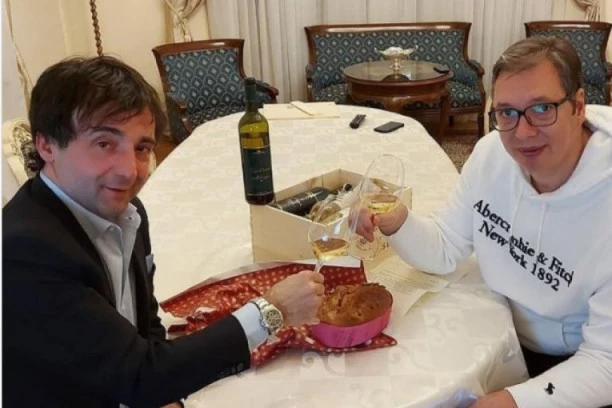 (FOTO) FASCINANTAN POKLON: Predsednik Vučić ODUŠEVLJEN IZBOROM svog velikog prijatelja