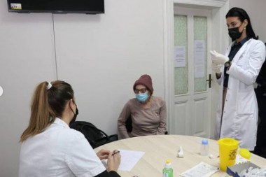 (FOTO) Počela vakcinacija građana u Kaću: Prijavilo se 250 stanovnika, prisustvovao i Vučević