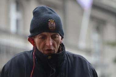 JOKSIMOVIĆU JOŠ NISU VRAĆENA DECA: Đorđe započeo štrajk glađu ispred Centra za socijalni rad!