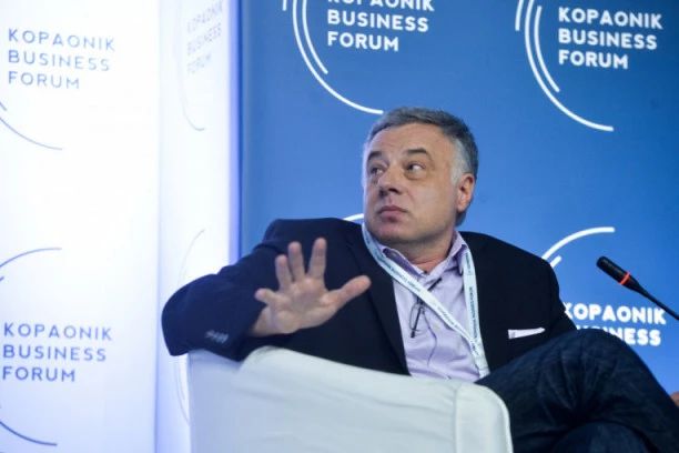 ISPLIVAO NEOBORIV DOKAZ O PROFESORU KAVČIĆU: Nudi knjige koje nijedna škola neće da koristi!