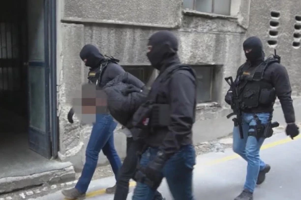 (FOTO) FILMSKA AKCIJA U RAKOVICI: Policija uletela u stan muškarca koji je ispalio ZOLJU na restoran