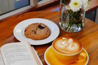 CVEĆE DUŽE TRAJE UZ OVE TRIKOVE: Ne sipajte bilo kakvu vodu, a jedan začin je pravi eliksir života vaših biljaka!