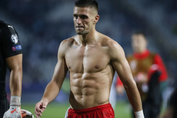 PREKIPELO MU ZBOG SRAMOTE HOLANĐANA: Oglasio se Tadić i izazvao BURU!