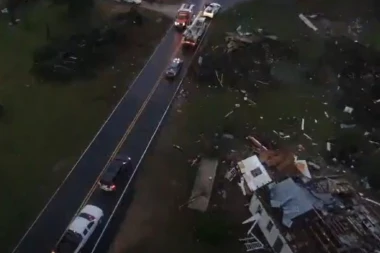(VIDEO) TORNADO PROTUTNJAO KROZ AMERIKU: Kuće uništene, meteorolozi objavili NIZ UPOZORENJA!
