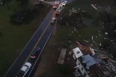(VIDEO) TORNADO PROTUTNJAO KROZ AMERIKU: Kuće uništene, meteorolozi objavili NIZ UPOZORENJA!