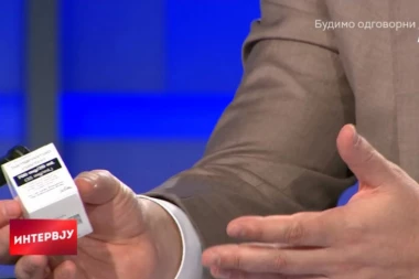 (FOTO) VUČIĆ POKAZAO LEK PROTIV KORONE: Izdvojili smo NENORMALNE PARE za zdravlje naših ljudi!