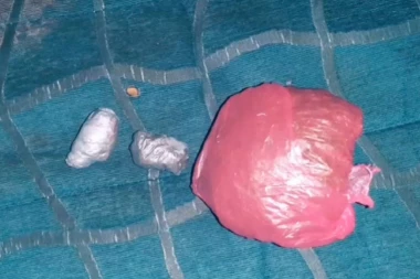 PAO DILER SA NOVOG BEOGRADA! Policija mu u stanu pronašla KILOGRAM DROGE i digitalnu vagicu