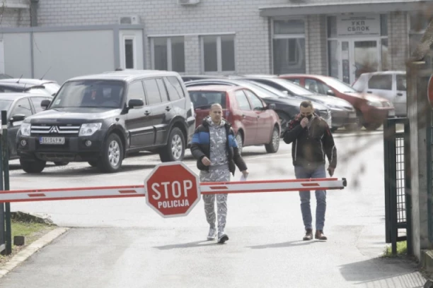 (FOTO) OTKRIVAMO: Baka Prase na saslušanju u SBPOK!