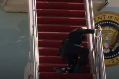(VIDEO) AMERIČKI PREDSEDNIK PAO: Bajden se valjao po stepenicama, snimak zapalio društvene mreže!