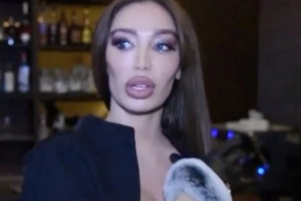 (FOTO) SORAJINI SILIKONI KIPE NA SVE STRANE: Uslikana na plaži, VRELOM POZOM zapalila masu, a GRUDI pucaju!