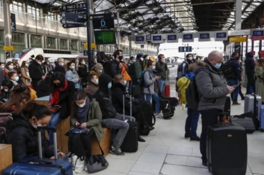 (FOTO) TRKA KO ĆE PRE DA NAPUSTI GRAD! Francuzi masovno napuštaju Pariz da bi izbegli "lokdaun"! NEVIĐENE GUŽVE NA STANICAMA!