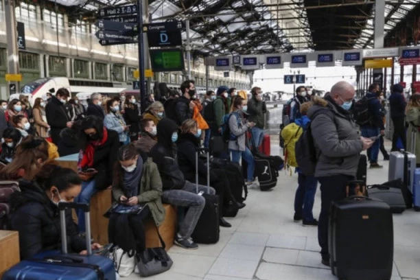 (FOTO) TRKA KO ĆE PRE DA NAPUSTI GRAD! Francuzi masovno napuštaju Pariz da bi izbegli "lokdaun"! NEVIĐENE GUŽVE NA STANICAMA!