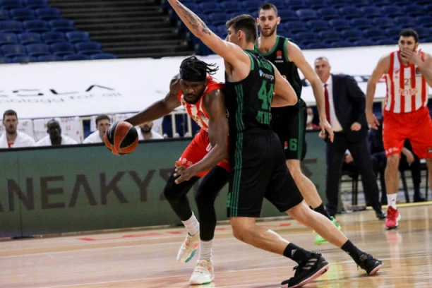 ZVEZDA POKORILA ATINU: Sjajni crveno-beli savladali Panatinaikos, DOMINACIJA Lojda!