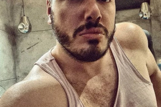 (FOTO) OSTAVILA GA ŽENA  ZBOG PEVAČA: Bivši ZADRUGAR promenio život iz korena, a tek izgled!