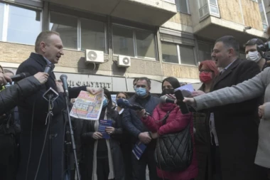 DRAGAN ĐILAS NASTAVLJA DA VREĐA NOVINARE SRPSKOG TELEGRAFA: Na tviteru se sramno brani zbog IZBEGAVANJA odgovora o pokradenim parama