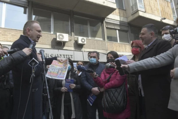 DRAGAN ĐILAS NASTAVLJA DA VREĐA NOVINARE SRPSKOG TELEGRAFA: Na tviteru se sramno brani zbog IZBEGAVANJA odgovora o pokradenim parama