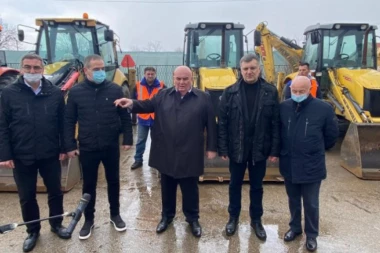 Palma: JAGODINA NE KUPUJE PUTNIČKE AUTOMOBILE NEGO GRAĐEVINSKE MAŠINE I KAMIONE KOJI ZARAĐUJU NOVAC!