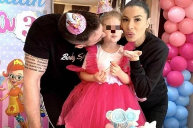 (FOTO) TRUDNA MIA BORISAVLJEVIĆ OTVORILA SPAVAĆU SOBU ZA BEBU: Pevačica nestrpljivo čeka svoju naslednicu, a evo kako izgleda krevetac i PRVE CIPELE!