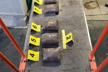 (FOTO) UKRAJINAC UHAPŠEN NA HORGOŠU: Policija u automobilu našla 18 kilograma droge!