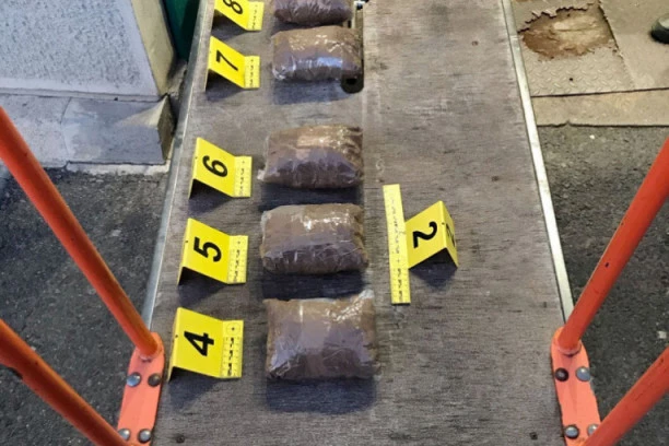 (FOTO) UKRAJINAC UHAPŠEN NA HORGOŠU: Policija u automobilu našla 18 kilograma droge!