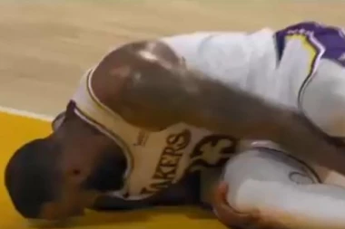 (VIDEO) Navijači Lejkersa u šoku: LEBRON DŽEJMS POVREĐEN!