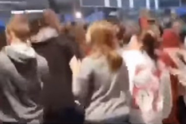 (HIT VIDEO) Rumuni udarili BRIGU na VESELJE: Tehno ŽURKA u supermarketu - POPADALI U TRANS