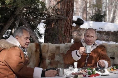 (FOTO) Uz čaj i vožnju u terencu na gusenicama: Putin i Šojgu provode vikend u tajgi