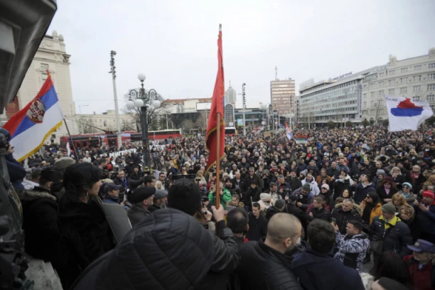 (FOTO)Transparent koji je privukao veliku pažnju sa ANTI KOVID protesta: Sav besmisao u jednoj slici
