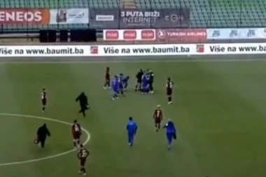 (UZNEMIRUJUĆI VIDEO) JEZIVA SCENA OBIŠLA REGION: Fudbaler se gušio na terenu, SUDIJA HEROJ sprečio tragediju!