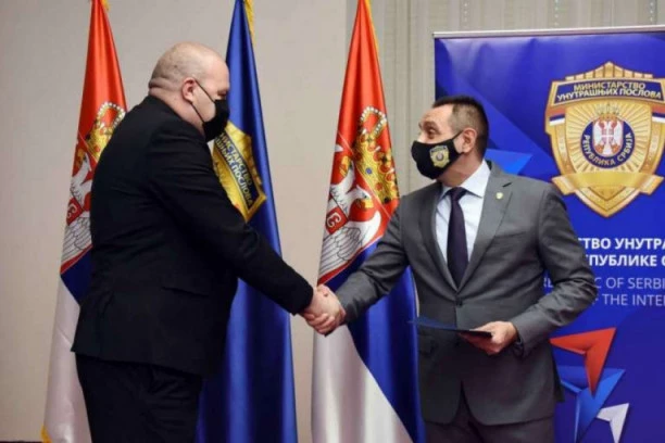 Policajac heroj iz Novog Pazara prvi je pritekao u pomoć ženi koju je muž IZBO NOŽEM