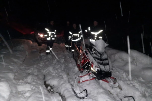 (FOTO) USPEŠNA AKCIJA SPASAVANJA: Vatrogasci evakuisali dva lica zavejana na planini Kukavica